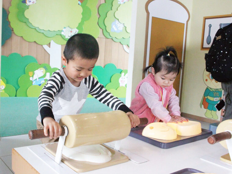 一生懸命パンをこねている姿も見逃さないで！